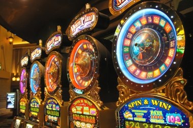 Wolf Gold slot game interface showing reels and paytable on hq777 platform